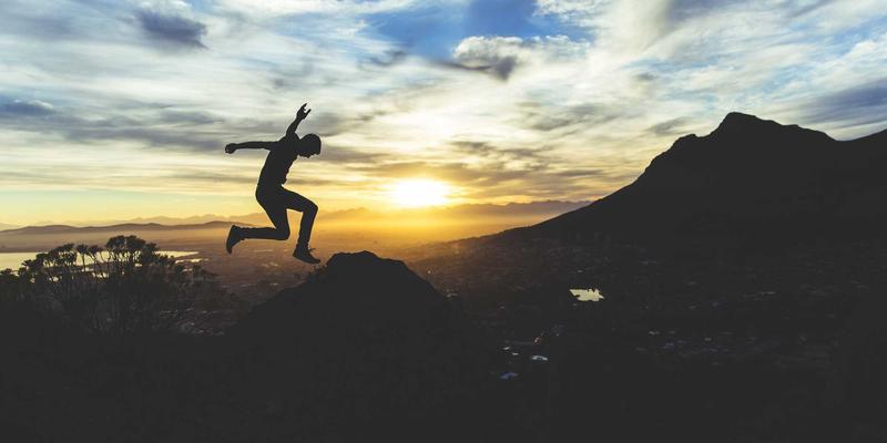 传统养生功法现代应用：八段锦、五禽戏在老年护理与亲和100养老社区的实践